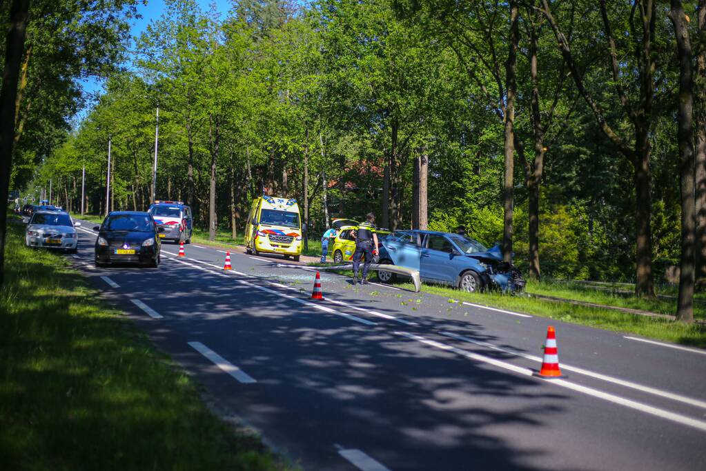 Personenauto belandt op boom