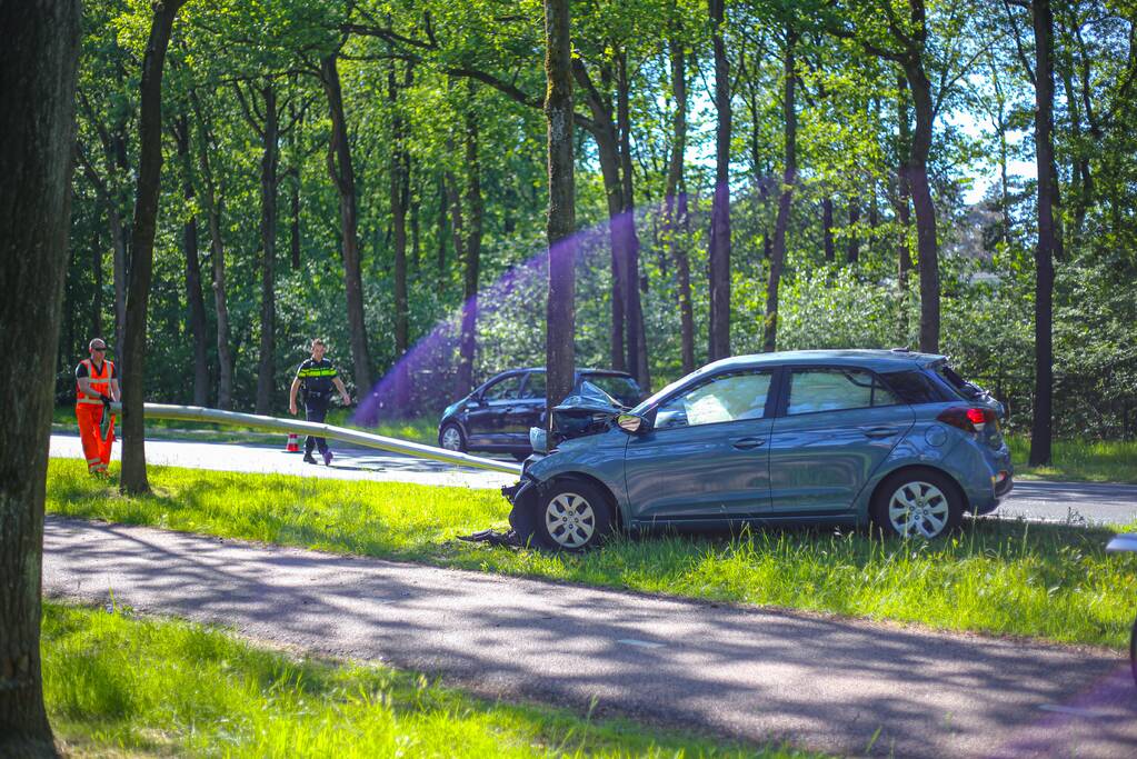 Personenauto belandt op boom