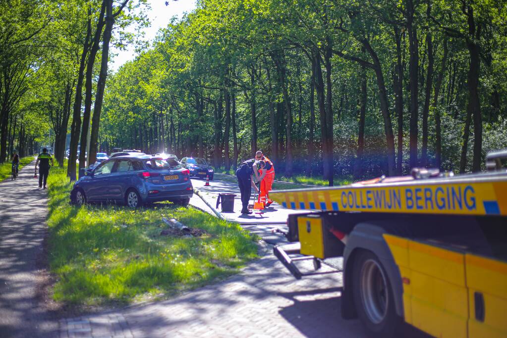 Personenauto belandt op boom