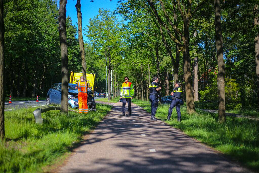 Personenauto belandt op boom
