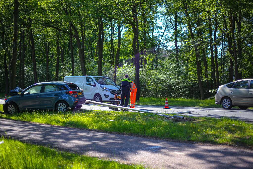 Personenauto belandt op boom