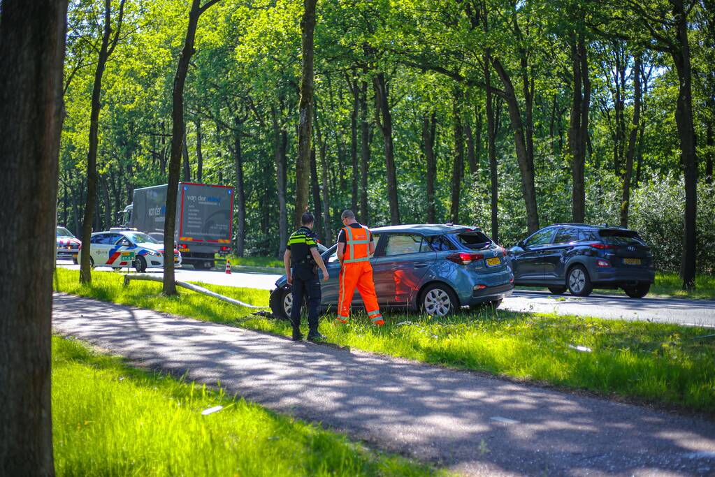 Personenauto belandt op boom