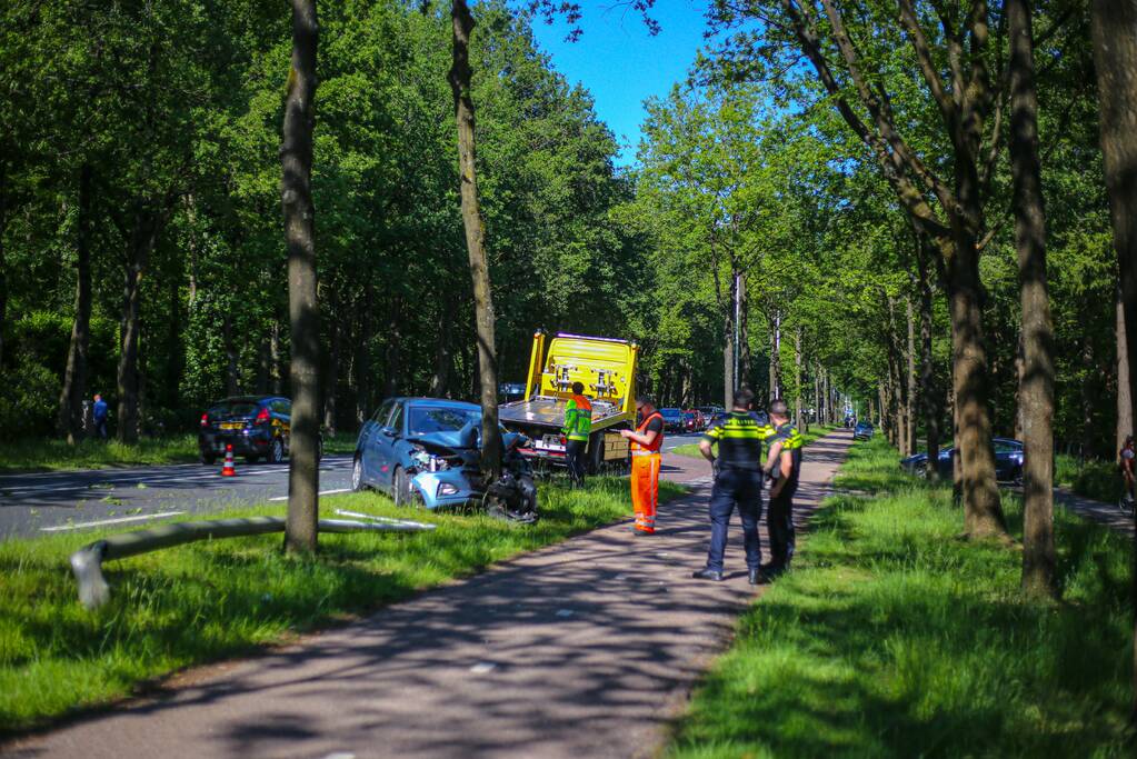 Personenauto belandt op boom