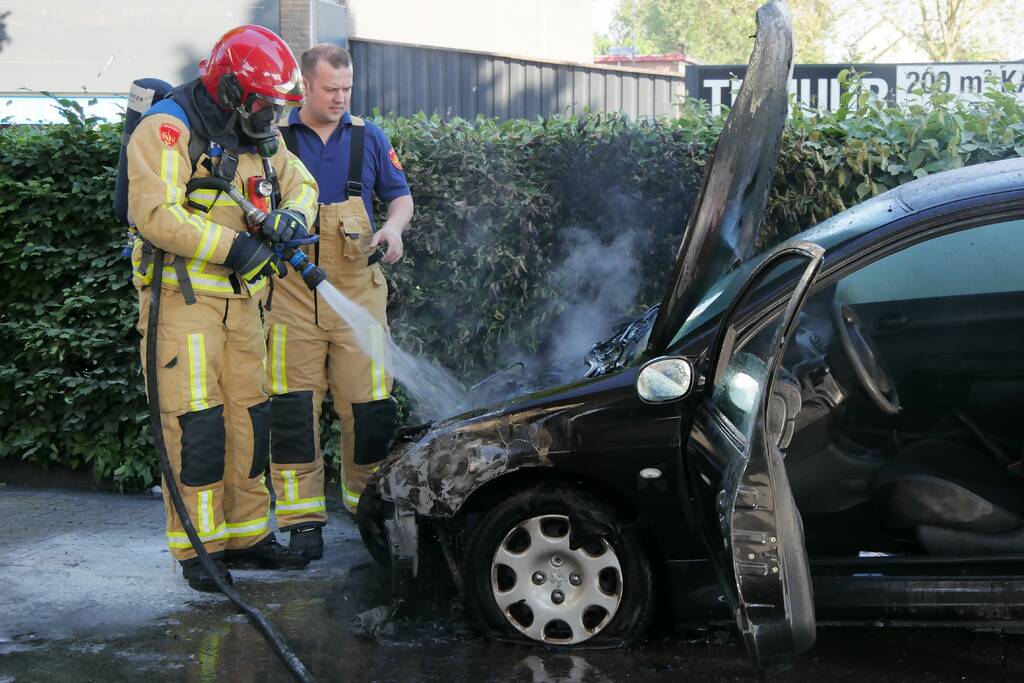 Personenauto brandt uit bij Esso