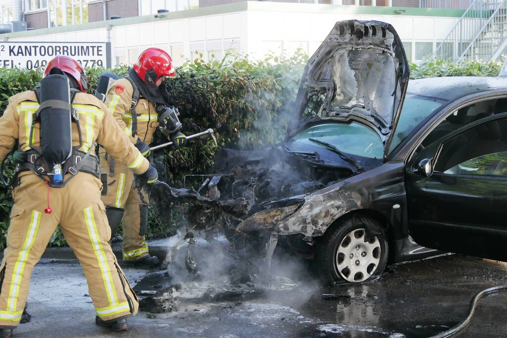 Personenauto brandt uit bij Esso