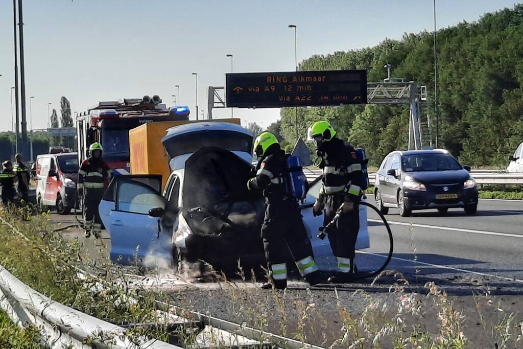 Personenauto in brand op de Rijksweg