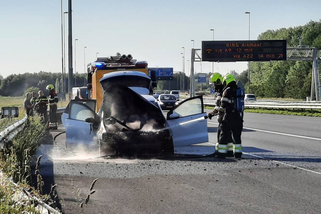Personenauto in brand op de Rijksweg