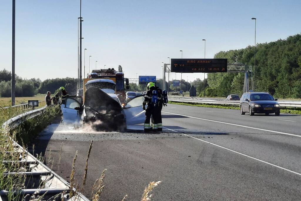 Personenauto in brand op de Rijksweg