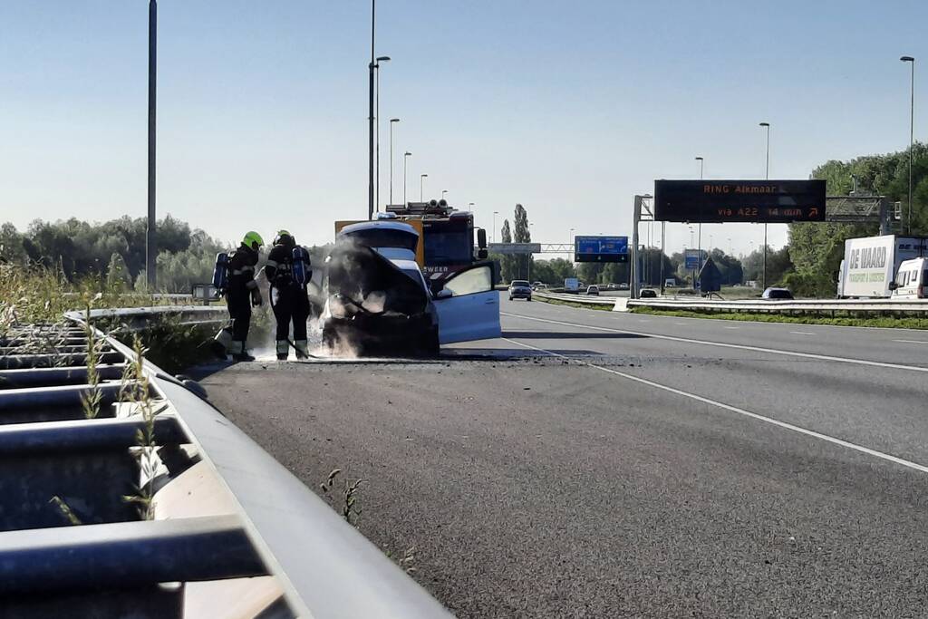 Personenauto in brand op de Rijksweg