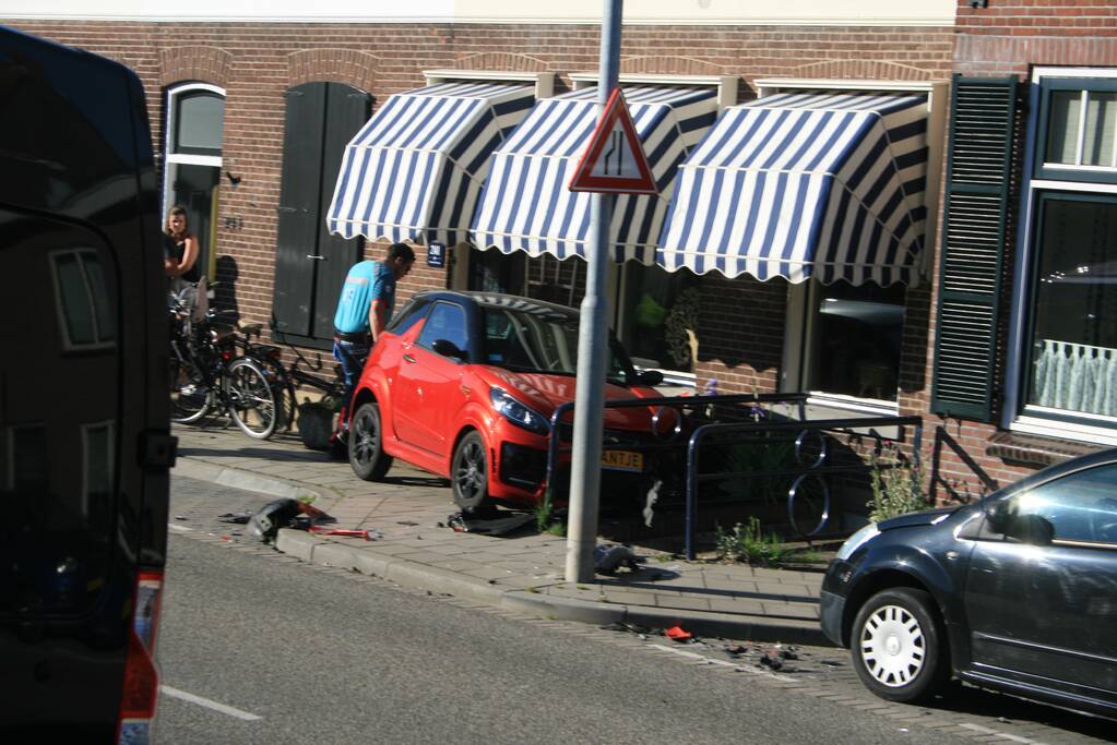 45-km schiet tegen hekwerk na botsing