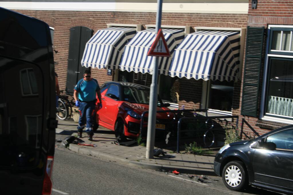45-km schiet tegen hekwerk na botsing