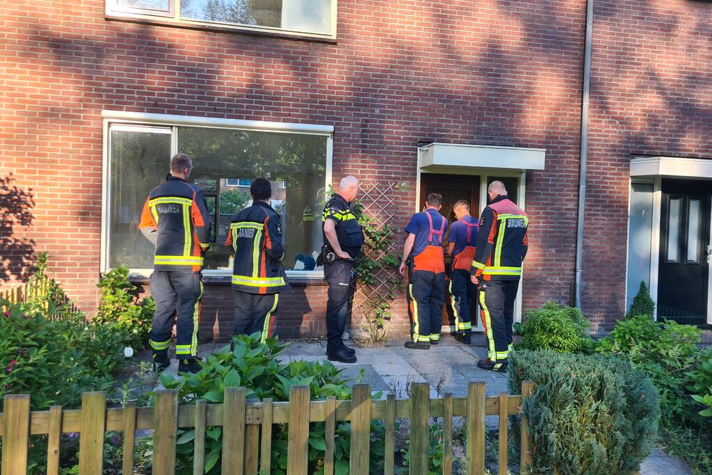 Brandweer betreed woning na waterlek