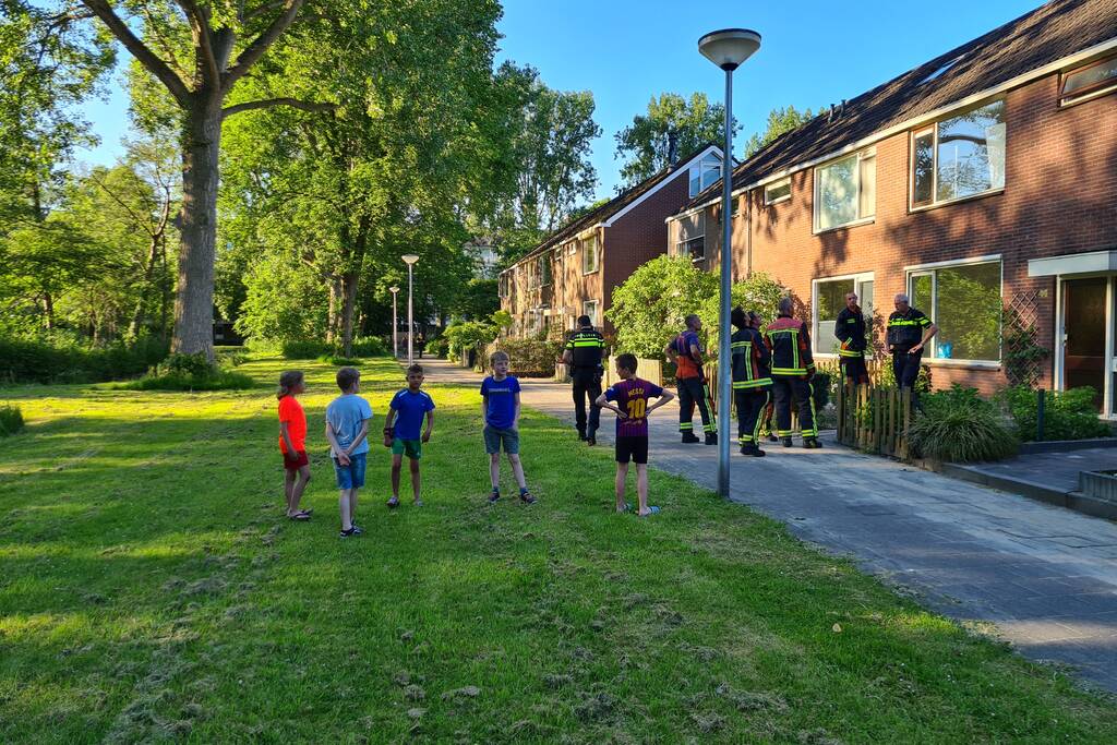 Brandweer betreed woning na waterlek