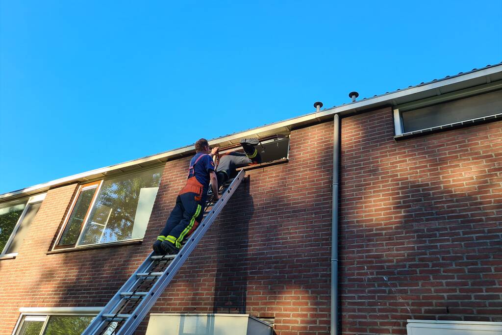 Brandweer betreed woning na waterlek