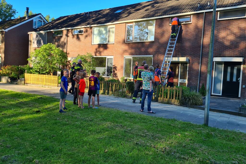 Brandweer betreed woning na waterlek