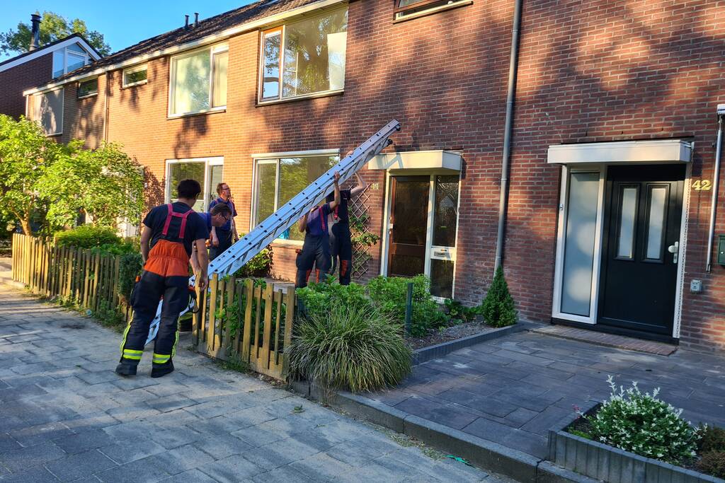 Brandweer betreed woning na waterlek