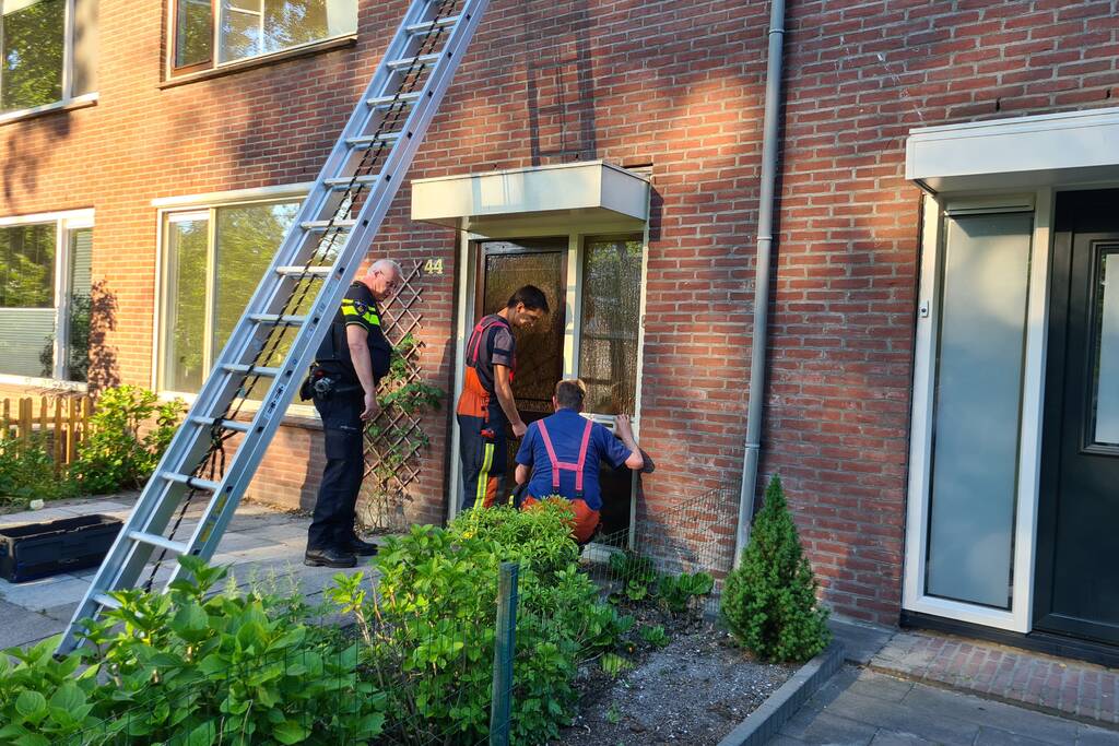 Brandweer betreed woning na waterlek