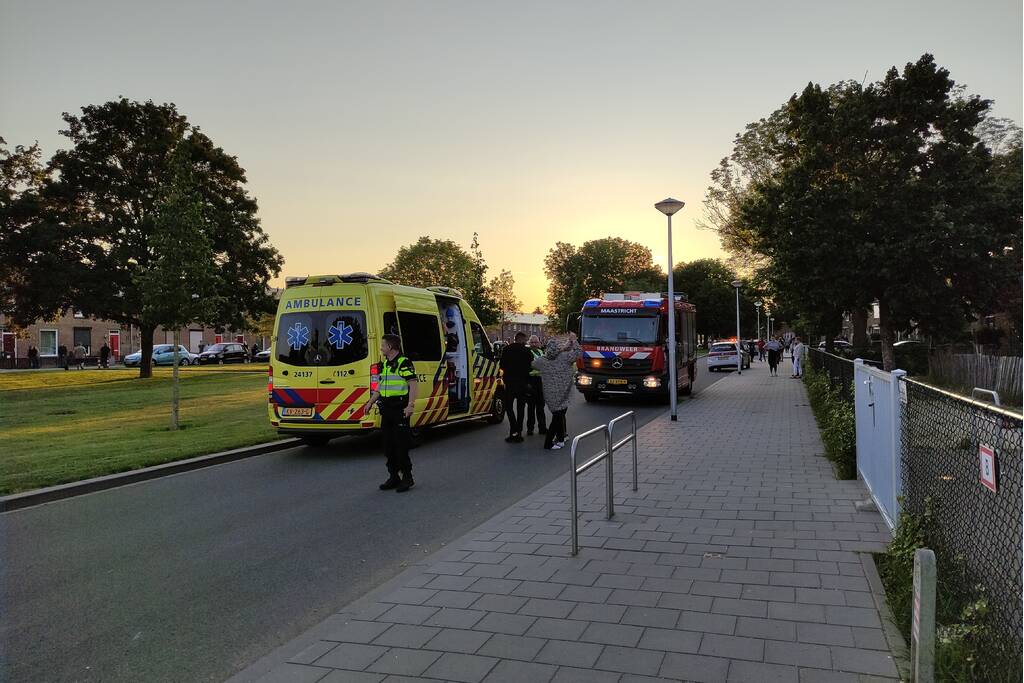 Hulpdiensten bevrijden baby vast in hek