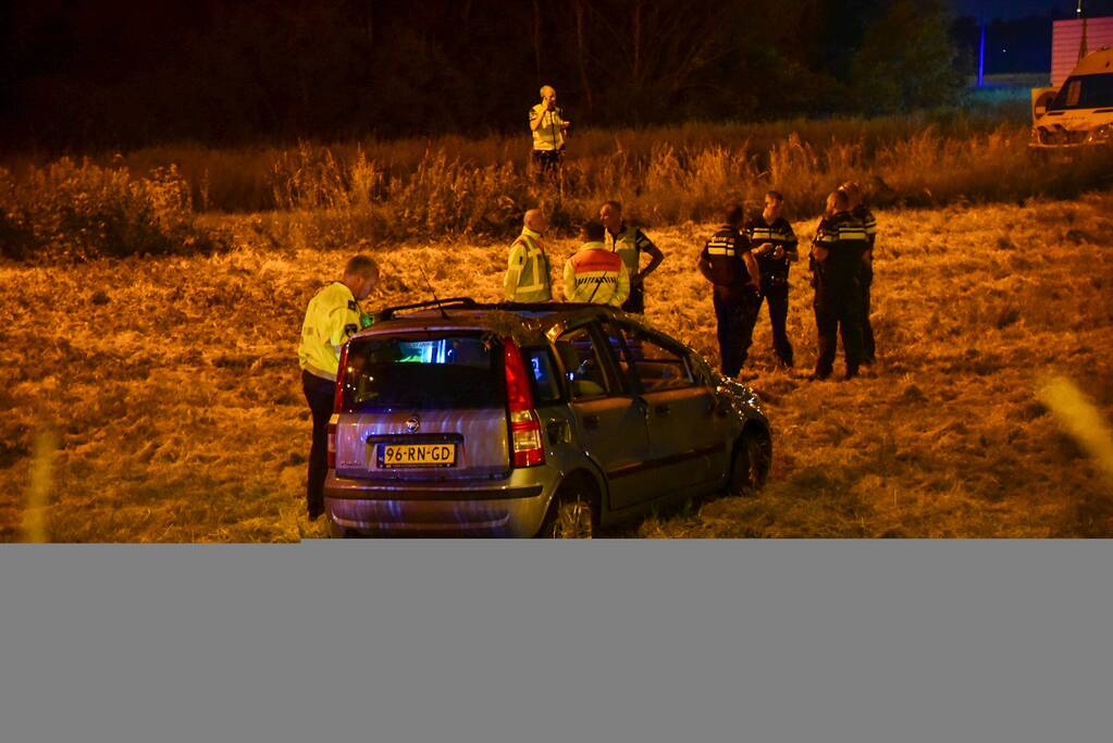 19-jarige bestuurder uit auto geslingerd en overleden