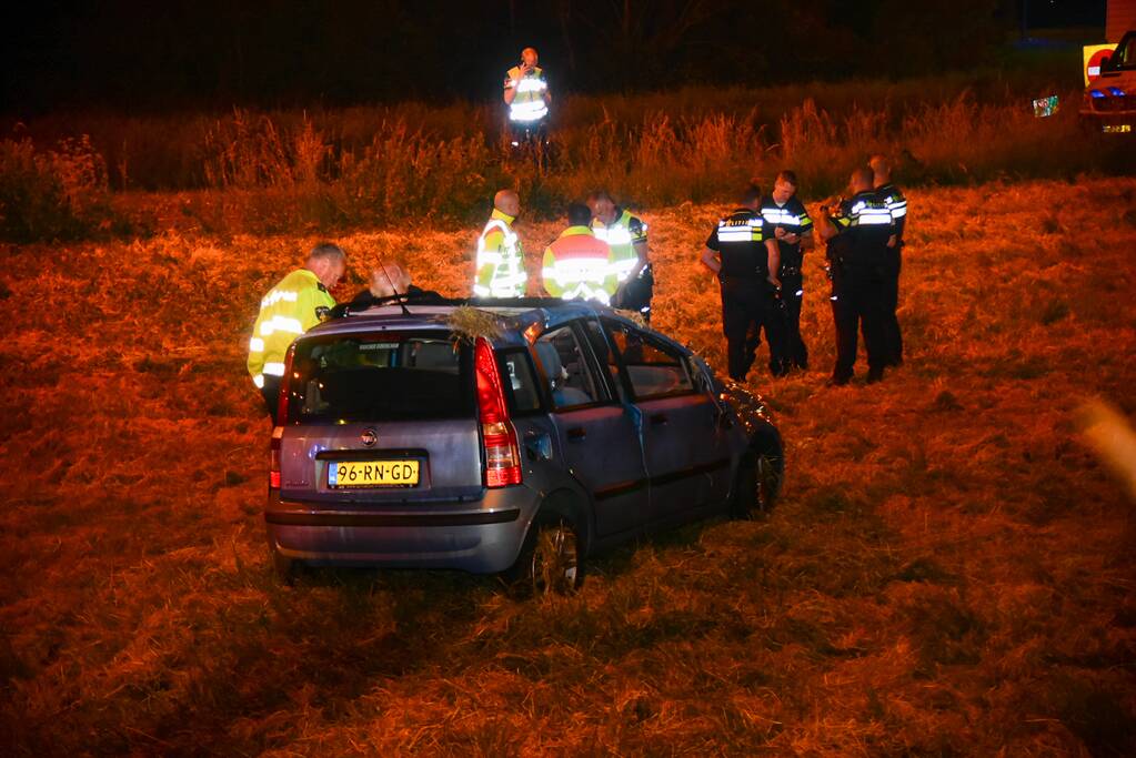 19-jarige bestuurder uit auto geslingerd en overleden