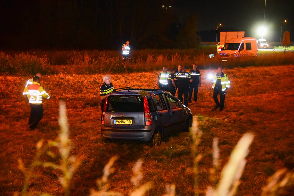 19-jarige bestuurder uit auto geslingerd en overleden