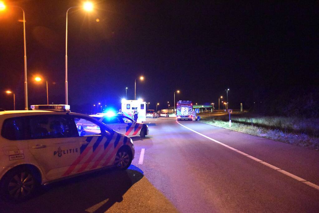 19-jarige bestuurder uit auto geslingerd en overleden