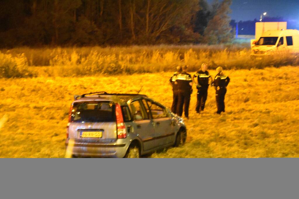 19-jarige bestuurder uit auto geslingerd en overleden