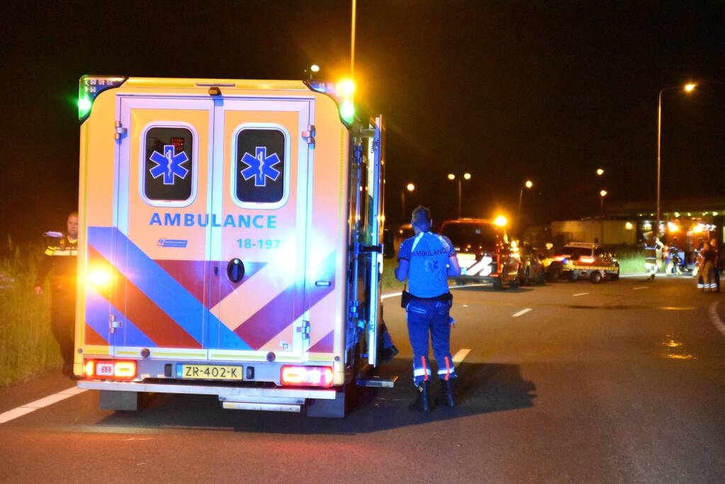 19-jarige bestuurder uit auto geslingerd en overleden