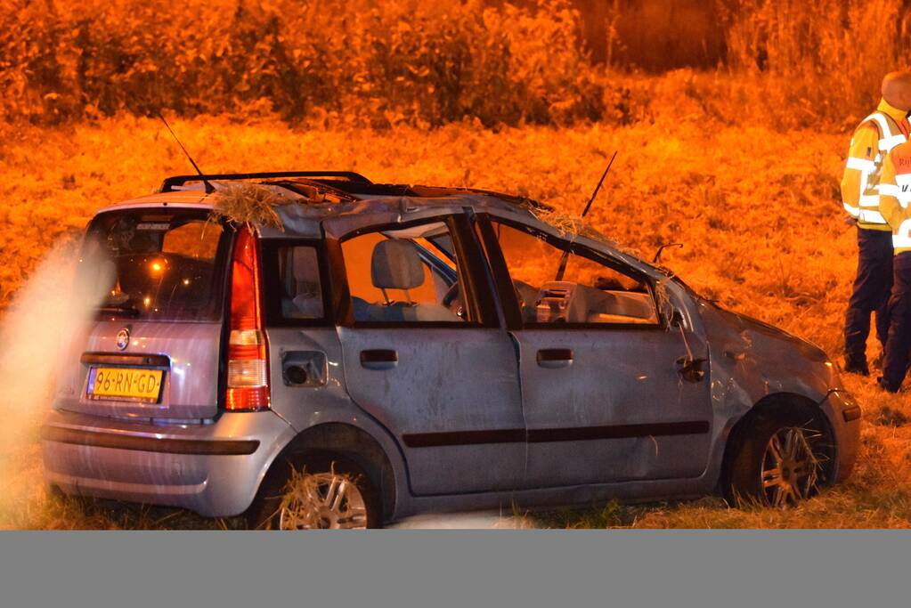 19-jarige bestuurder uit auto geslingerd en overleden