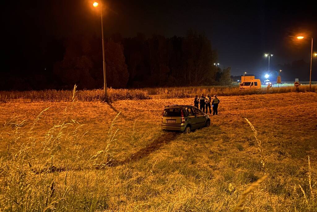 19-jarige bestuurder uit auto geslingerd en overleden