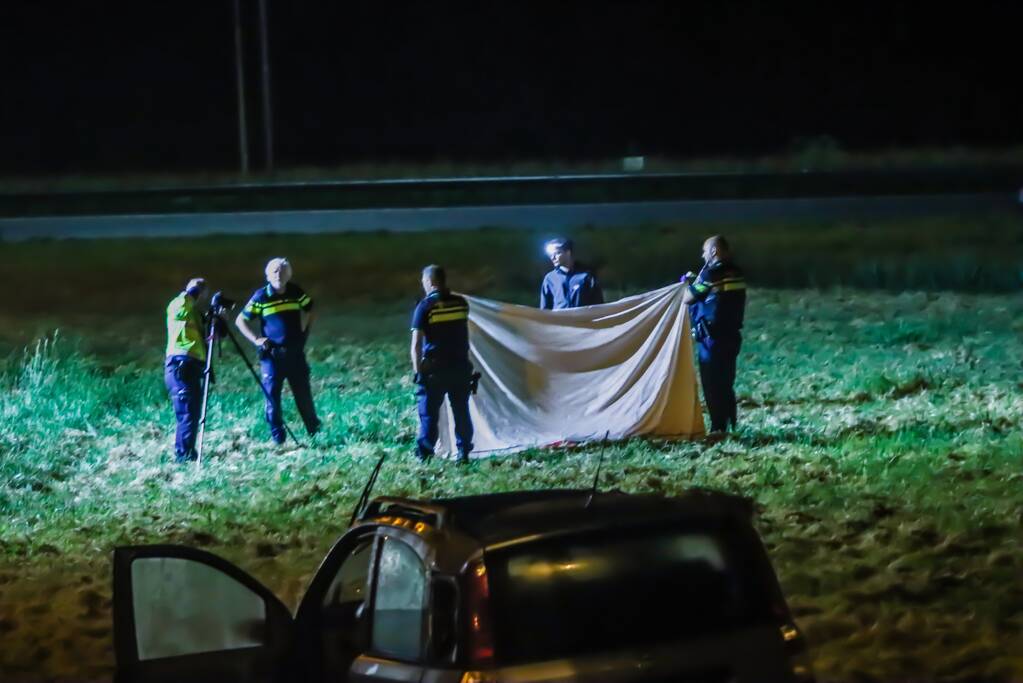 19-jarige bestuurder uit auto geslingerd en overleden