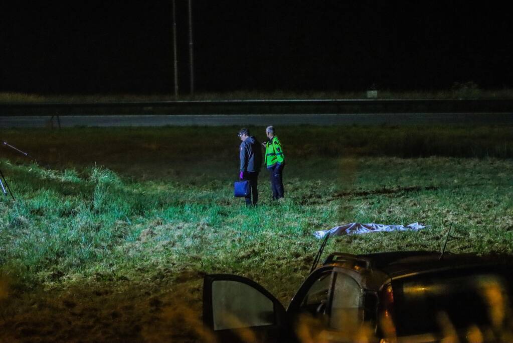 19-jarige bestuurder uit auto geslingerd en overleden