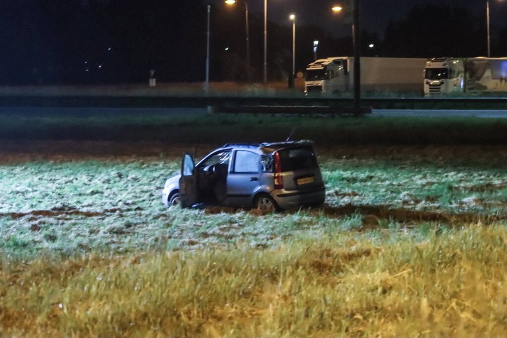 19-jarige bestuurder uit auto geslingerd en overleden