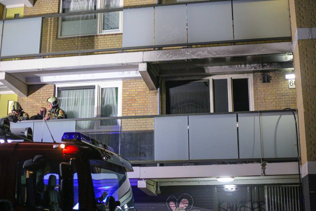 Flatwoning onbewoonbaar door grote uitslaande brand