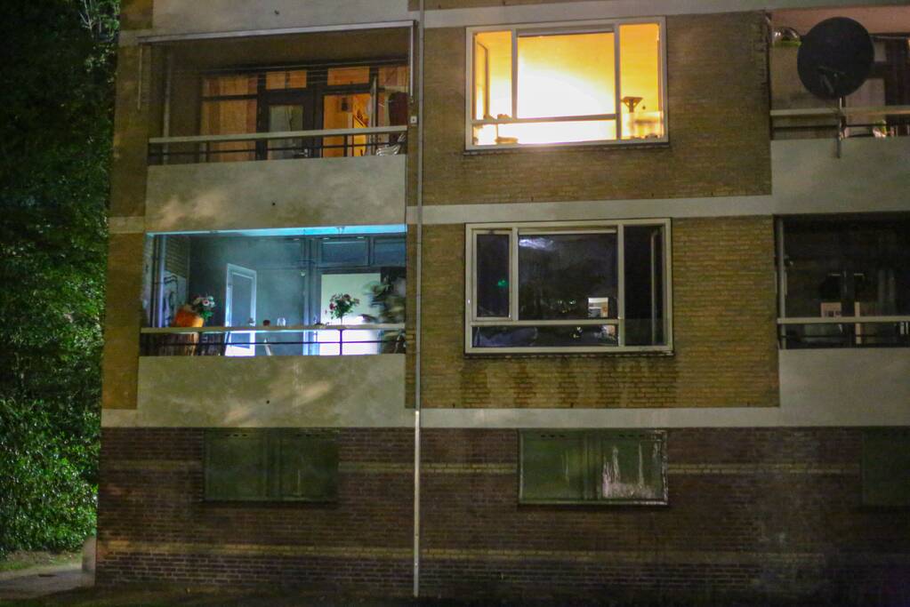 Flatwoning onbewoonbaar door grote uitslaande brand
