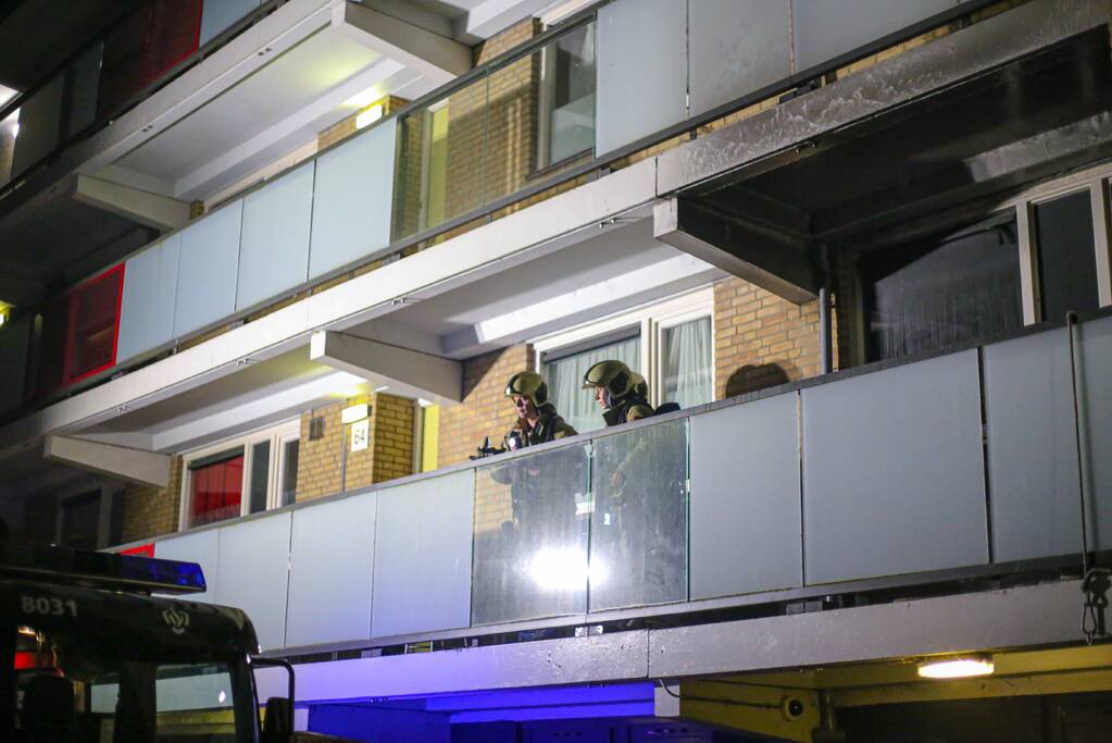 Flatwoning onbewoonbaar door grote uitslaande brand