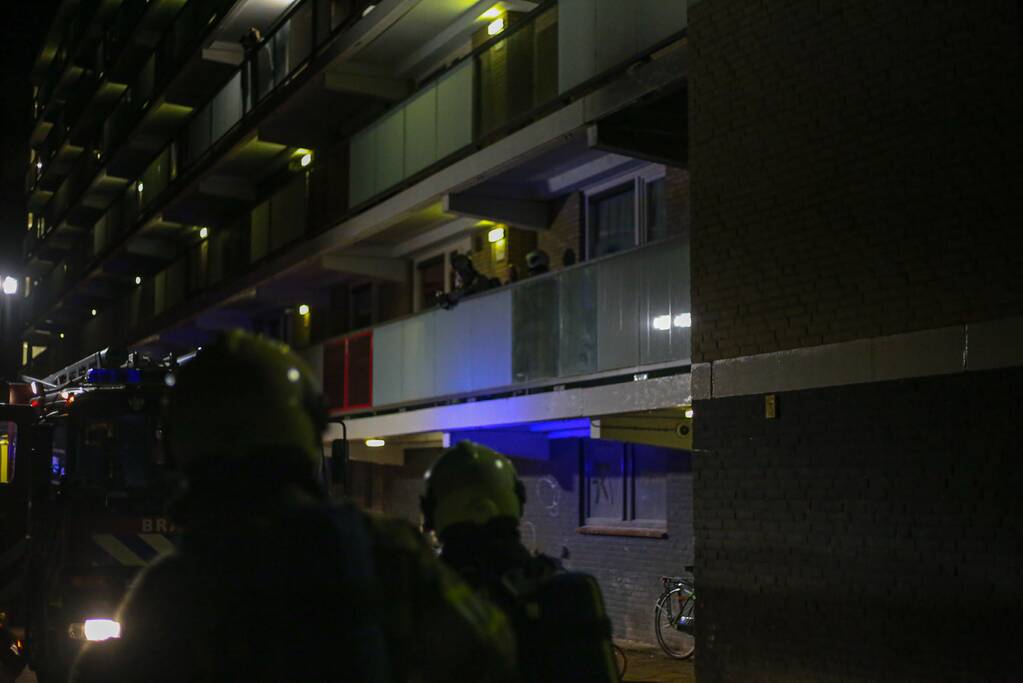 Flatwoning onbewoonbaar door grote uitslaande brand