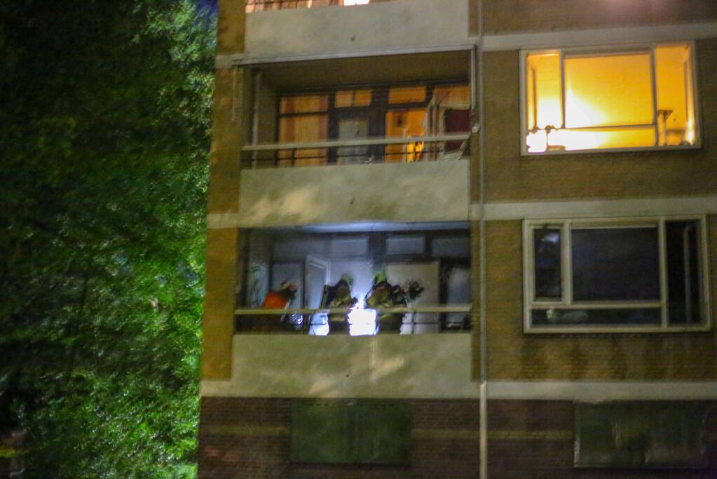 Flatwoning onbewoonbaar door grote uitslaande brand