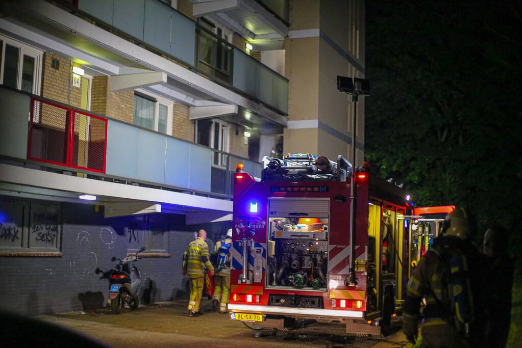 Flatwoning onbewoonbaar door grote uitslaande brand