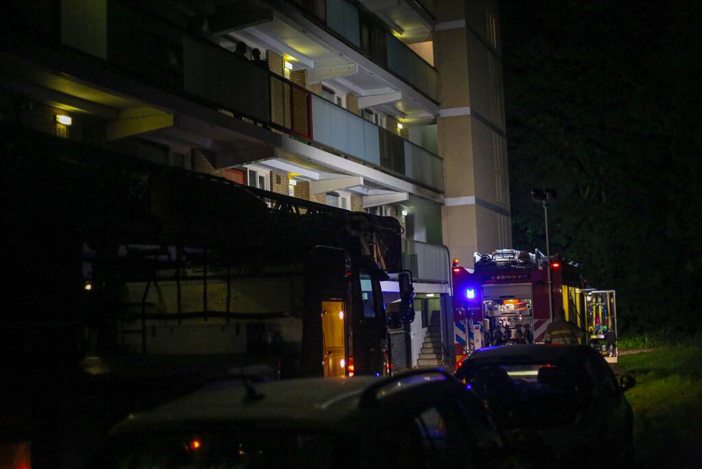 Flatwoning onbewoonbaar door grote uitslaande brand