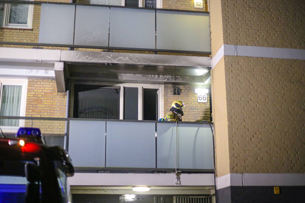 Flatwoning onbewoonbaar door grote uitslaande brand
