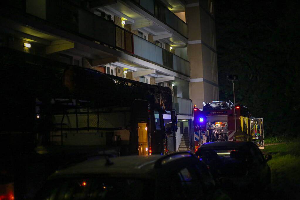 Flatwoning onbewoonbaar door grote uitslaande brand