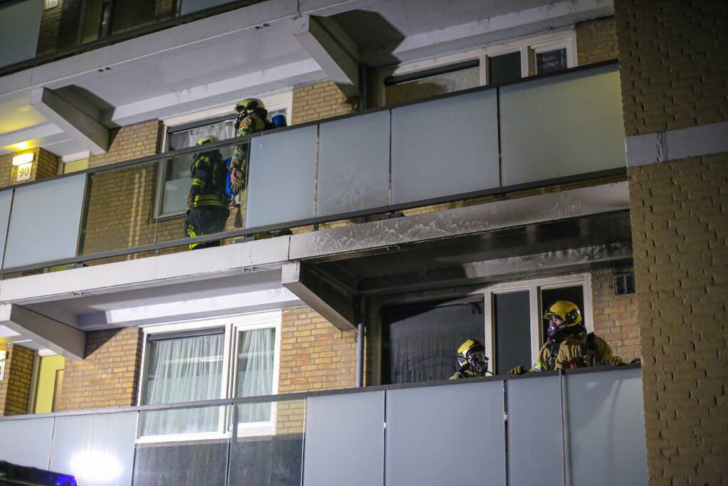 Flatwoning onbewoonbaar door grote uitslaande brand