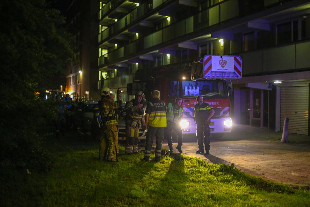 Flatwoning onbewoonbaar door grote uitslaande brand