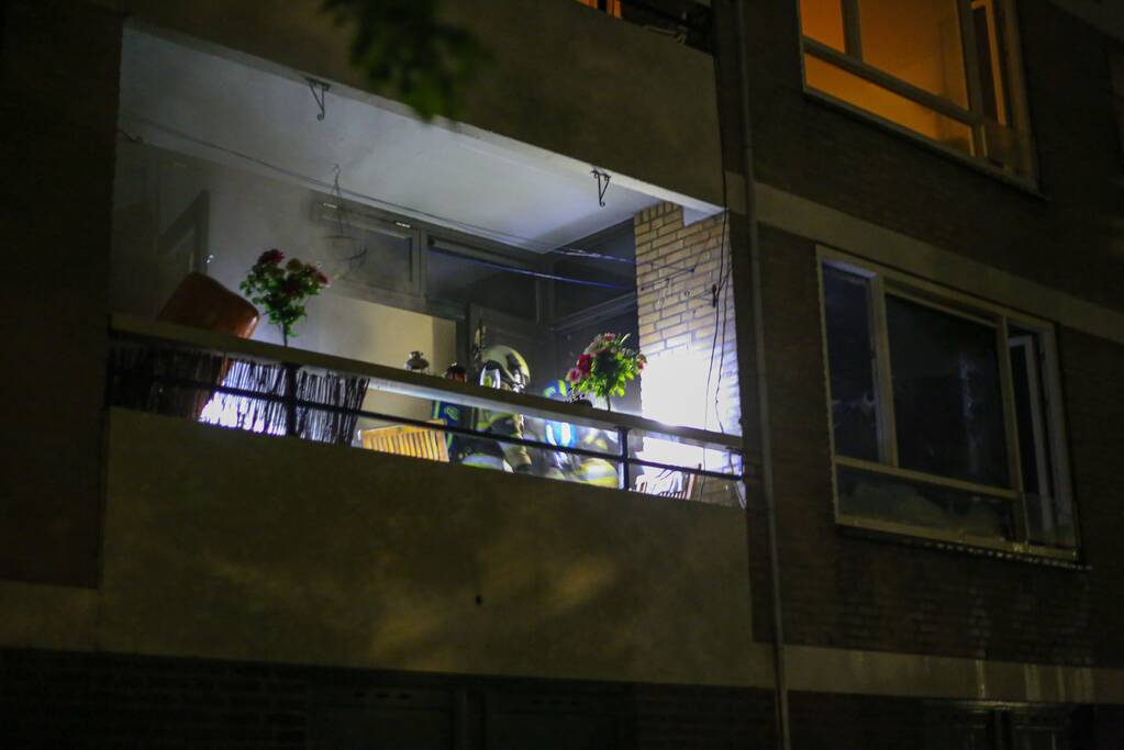 Flatwoning onbewoonbaar door grote uitslaande brand