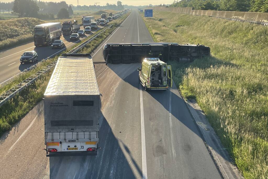 Vrachtwagen op zijn kant snelweg dicht