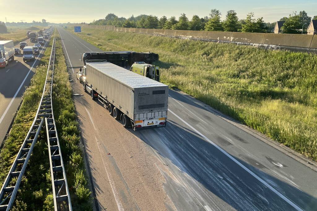 Vrachtwagen op zijn kant snelweg dicht