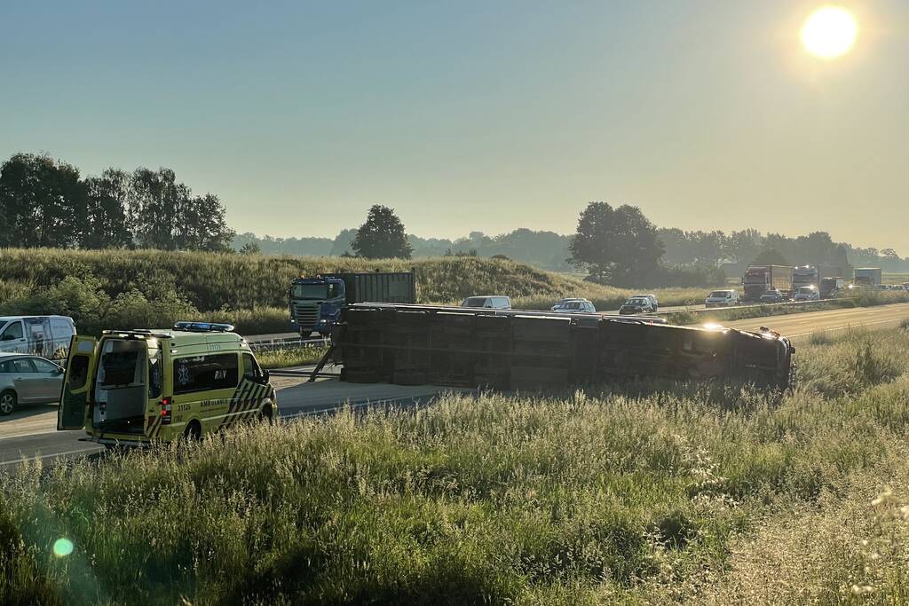 Vrachtwagen op zijn kant snelweg dicht