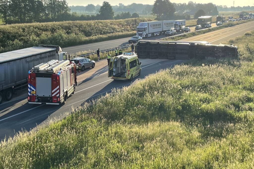 Vrachtwagen op zijn kant snelweg dicht