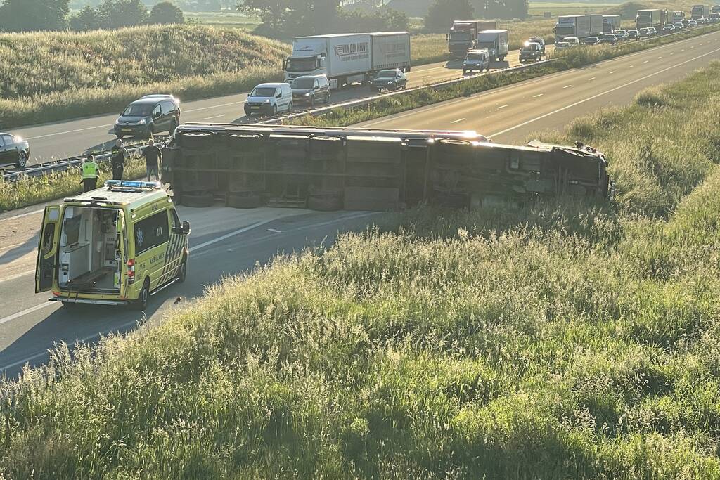 Vrachtwagen op zijn kant snelweg dicht